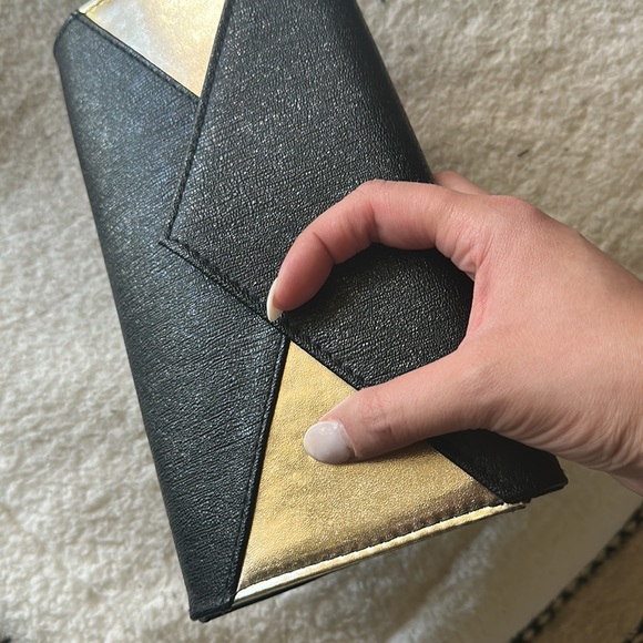 🎉Host Pick🎉 Black and Gold Clutch - Picture 6 of 6
